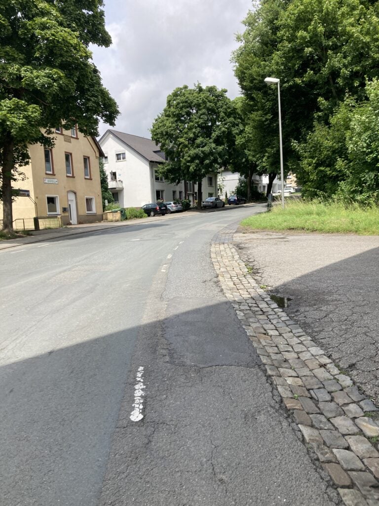 Ein fast verschwundener und ungepflegter Radstreifen in Georgsmarienhütte Oeseder Straße