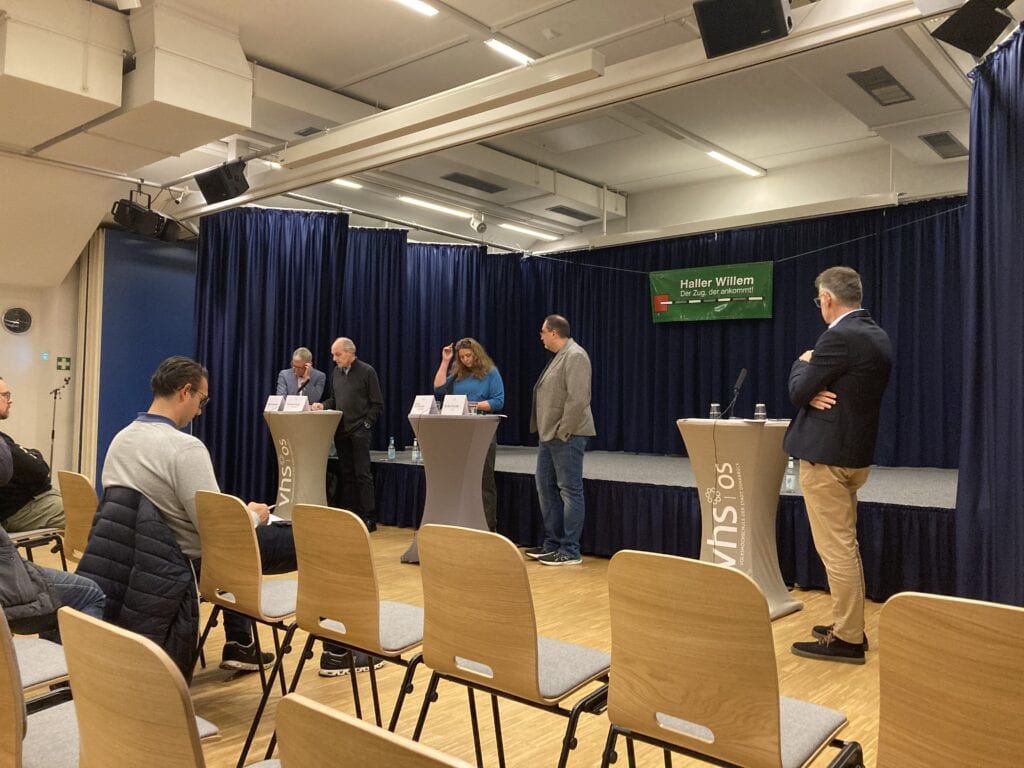 Von links Martin Bäumer (CDU), Thomas Groß (Linke), Birgit Wordtmann (Grüne), Heiko Panzer (SPD), Diskussionsleiter Tobias Pischel