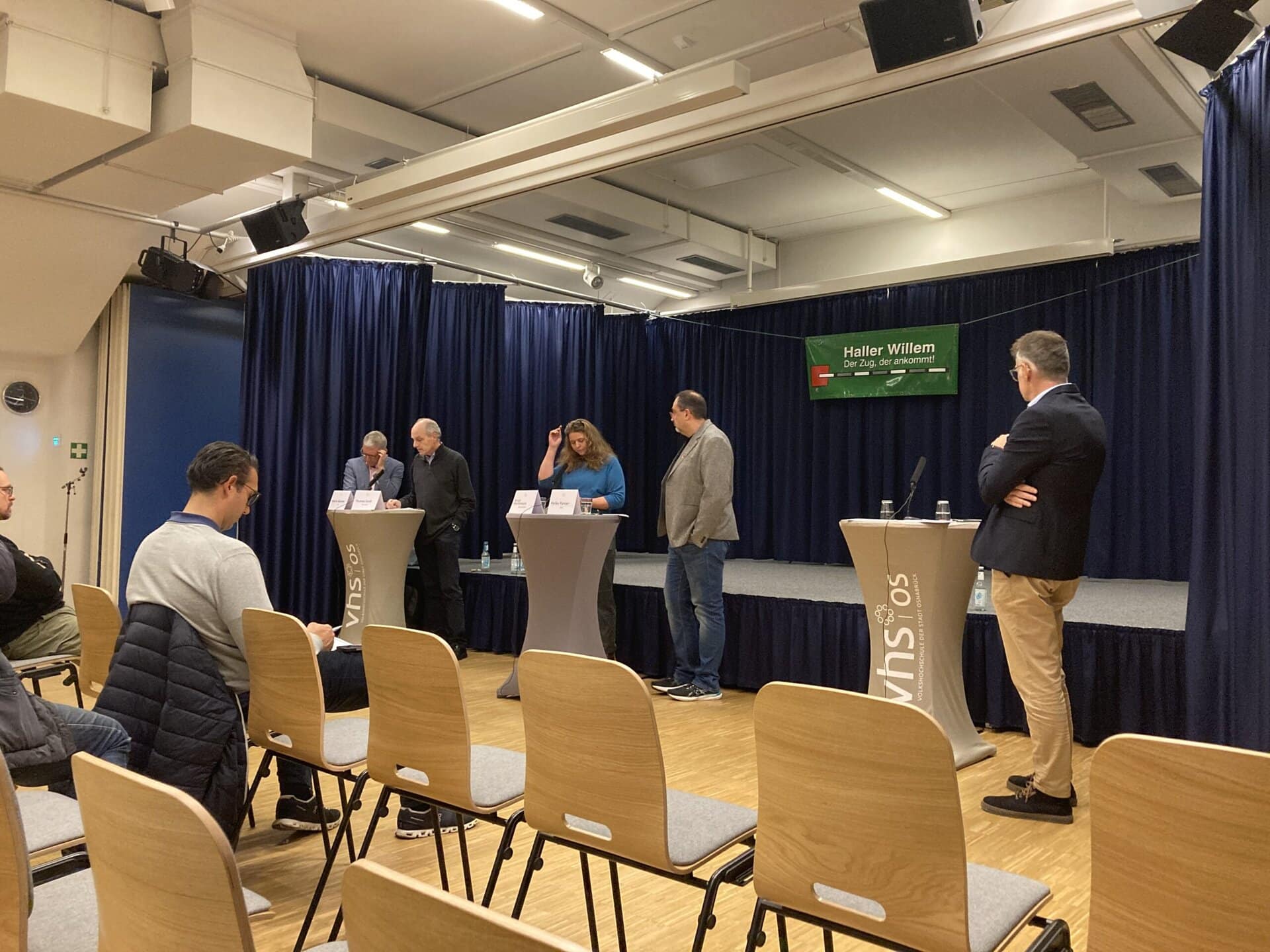 Von links Martin Bäumer (CDU), Thomas Groß (Linke), Birgit Wordtmann (Grüne), Heiko Panzer (SPD), Diskussionsleiter Tobias Pischel